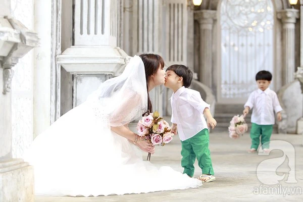 Mới đây, MC "Chúng tôi là chiến sĩ" Hoàng Linh đã diện áo cô dâu chụp hình cùng 2 cậu con trai sinh đôi của mình.