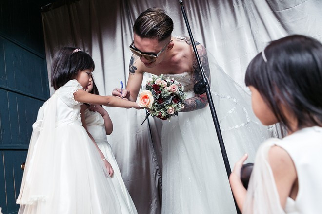 Phan Thành và hai con gái trong bộ ảnh kỷ niệm đáng nhớ. Bố đơn thân xăm trổ mặc váy cưới làm cô dâu