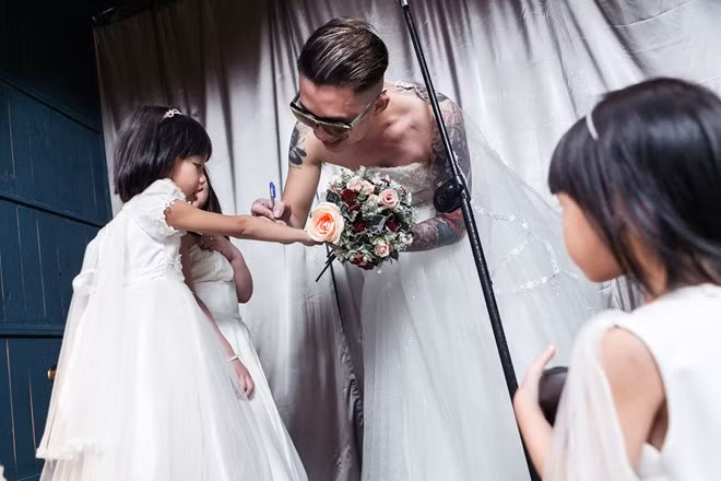 Bố đơn thân xăm trổ mặc váy cưới làm cô dâu