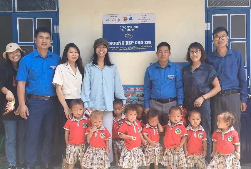 Đại diện Tỉnh đoàn Điện Biên và các nhà tài trợ bàn giao công trình cho cô và trò điểm trường Làng Vùa (Mầm non Tủa Thàng số 1).