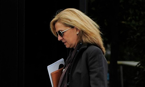 Công chúa Tây Ban Nha Cristina bị chụp ảnh khi đang đi về phía văn phòng của mình ở thành phố Barcelona hồi tháng 4/2013. Ảnh: AP cong-chua-tay-ban-nha-hau-toa-vi-tron-thue