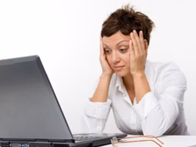 Máy tính cũng là một nguồn tạo ra các tia gây hại cho da