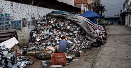 Viet Nam co muc do rac thai dien tu thap nhat chau A - Anh 1