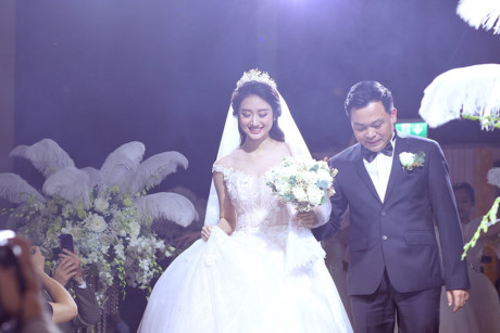 Hoa hậu Thu Ngân hạnh phúc trong ngày cưới - Ảnh 7 Hoa hau Thu Ngan hanh phuc trong ngay cuoi - Anh 7