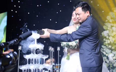 Hoa hau Thu Ngan hanh phuc trong ngay cuoi - Anh 10