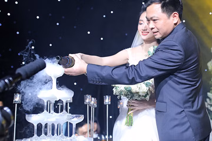 Hoa hậu Thu Ngân hạnh phúc trong ngày cưới