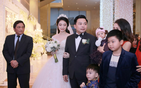 Hoa hậu Thu Ngân hạnh phúc trong ngày cưới - Ảnh 1 Hoa hau Thu Ngan hanh phuc trong ngay cuoi - Anh 1