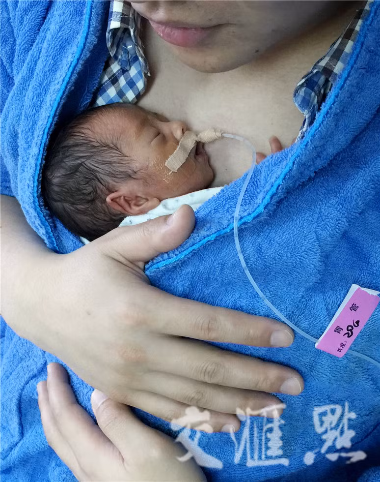 Hình ảnh hai ông bố ôm con sinh non cho bú gây xúc động - Ảnh 4