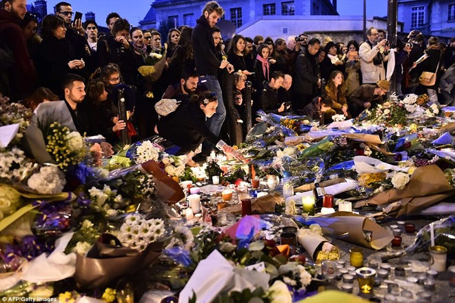 Dân Pháp chạy loạn vì nghĩ xả súng khi tưởng niệm ở Paris