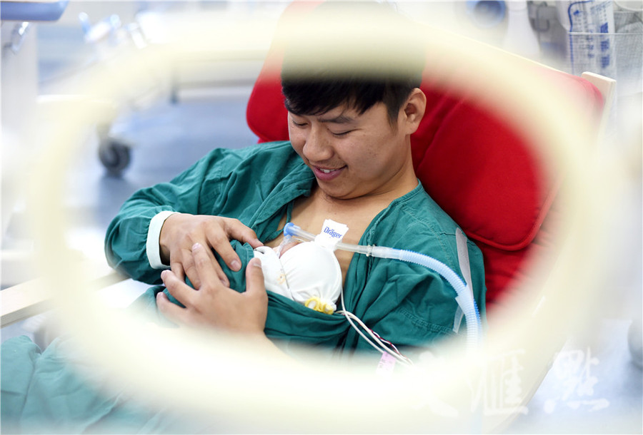 Hình ảnh hai ông bố ôm con sinh non cho bú gây xúc động - Ảnh 1