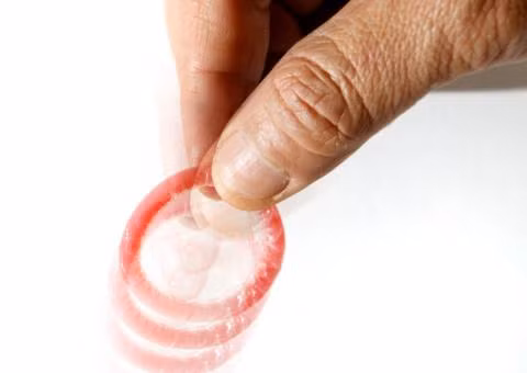 TQ: Phát bao cao su miễn phí cho sinh viên - 1