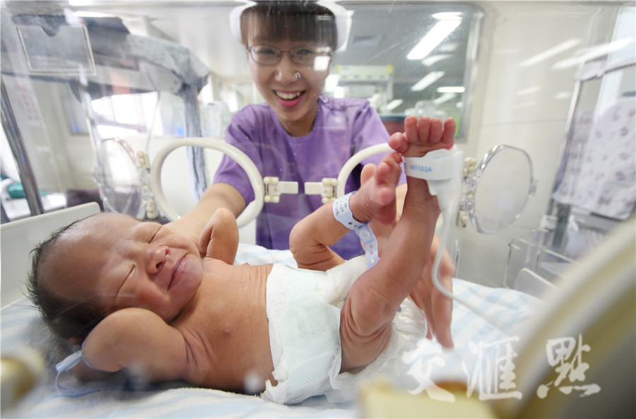 Hình ảnh hai ông bố ôm con sinh non cho bú gây xúc động - Ảnh 8