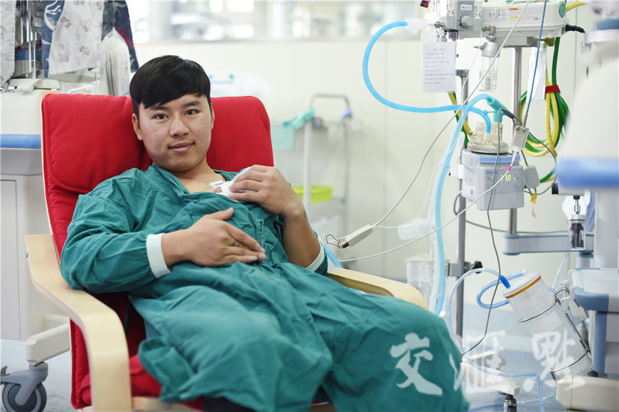 Hình ảnh hai ông bố ôm con sinh non cho bú gây xúc động - Ảnh 5