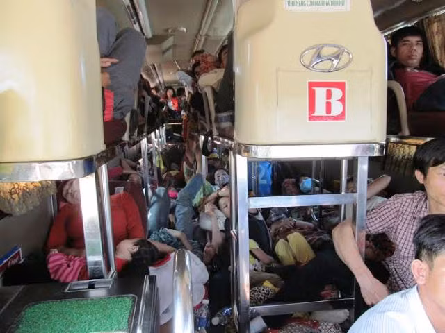 Xe khách nhồi nhét hành khách bị CSGT tỉnh Quảng Bình phát hiện (ảnh do CSGT cung cấp)