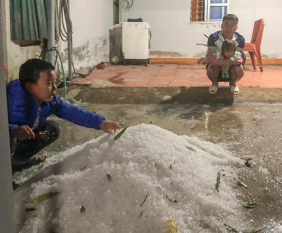 Tại nhiều gia đình, người dân dọn dẹp, gom đá thành những đống lớn.