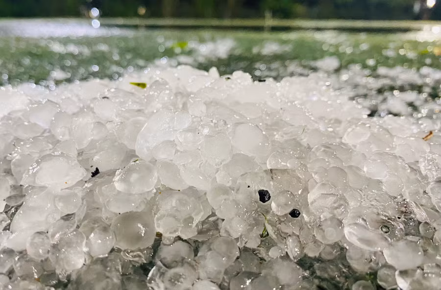 Chỉ kéo dài 10 phút, song lượng đá rất dày và cường độ lớn.