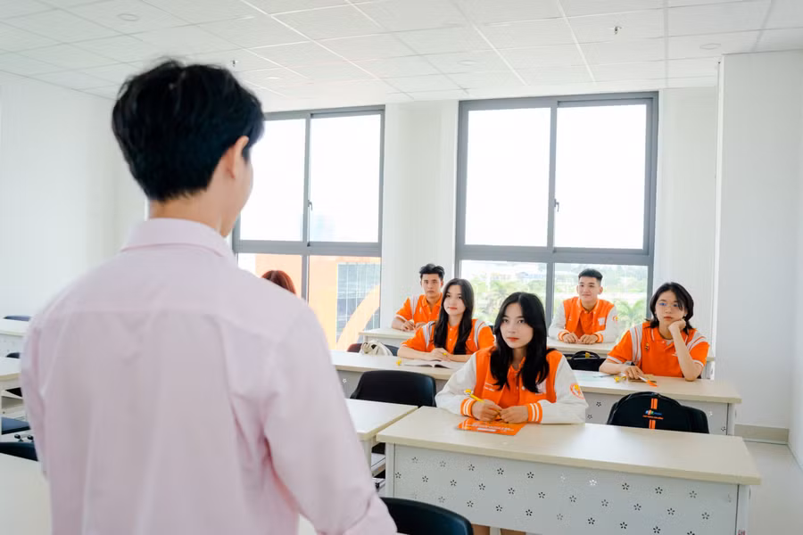 Phòng học khang trang, được trang bị các thiết bị hiện đại