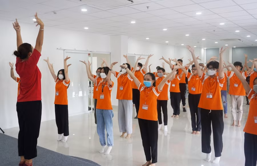 Các bạn sinh viên học môn nghệ thuật tại Phổ thông Cao đẳng FPT Polytechnic Cần Thơ