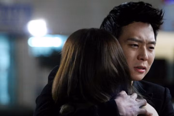 Vợ đi làm về không vào nhà, chồng hỏi vì sao, vợ trả lời 1 câu khiến anh rơi nước mắt