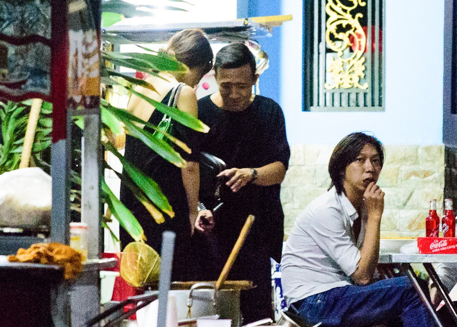 Trấn Thành tỏ vẻ ga lăng và tâm lý khi luôn biết cách khiến bạn gái cười vui vẻ. Trấn Thành tỏ vẻ ga lăng và tâm lý khi luôn biết cách khiến bạn gái cười vui vẻ.