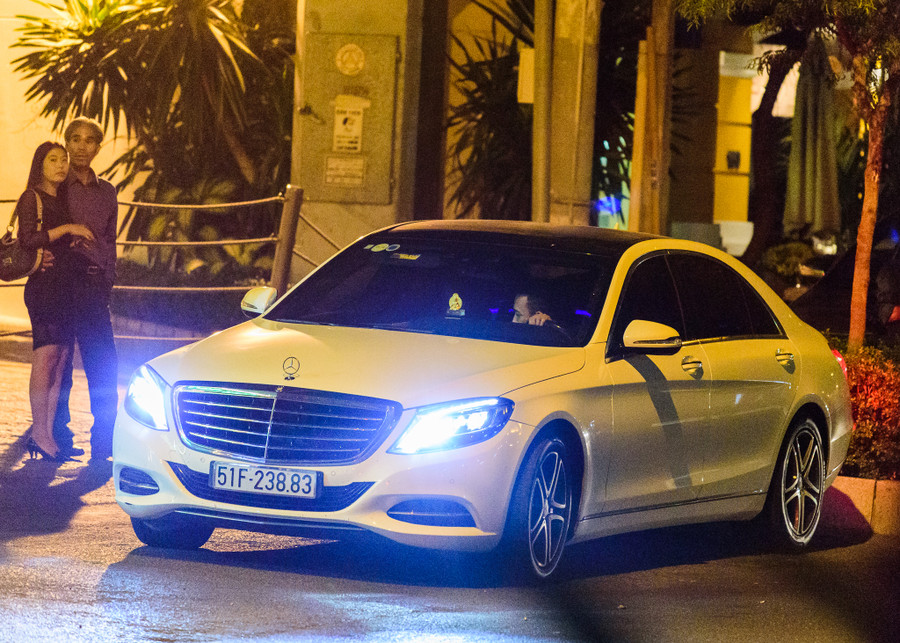 Sau khi đi diễn tại công viên Lê Văn Tám và phòng trà MTV (TP HCM), nữ ca sĩ được tài xế riêng đưa đến phòng trà Đồng Dao - nơi Trấn Thành đang có lịch diễn. Một lúc sau, Hari ra trước để đợi bạn trai lấy xe rồi cùng nhau đi ăn khuya. Sau khi đi diễn tại công viên Lê Văn Tám và phòng trà MTV (TP HCM), nữ ca sĩ được tài xế riêng đưa đến phòng trà Đồng Dao - nơi Trấn Thành đang có lịch diễn. Một lúc sau, Hari ra trước để đợi bạn trai lấy xe rồi cùng nhau đi ăn khuya.