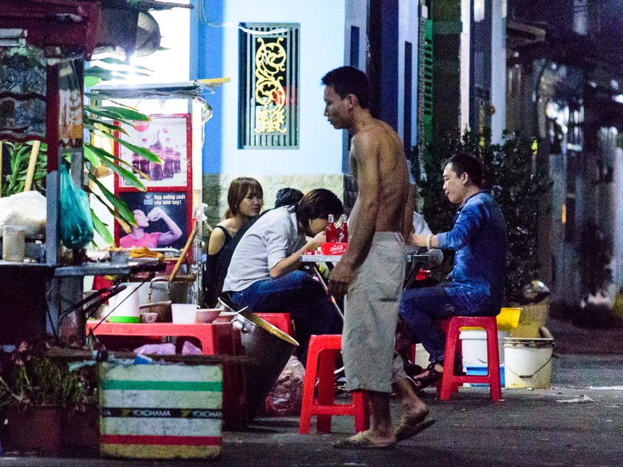 Sau khi dạo phố trung tâm Sài Gòn hơn 1 tiếng, đến gần nửa đêm, cặp đôi chọn một quán ăn nhỏ trong khu vực Phú Nhuận (TP HCM) gần nhà giọng ca Hương đêm bay xa. Sau khi dạo phố trung tâm Sài Gòn hơn 1 tiếng, đến gần nửa đêm, cặp đôi chọn một quán ăn nhỏ trong khu vực Phú Nhuận (TP HCM) gần nhà giọng ca Hương đêm bay xa.