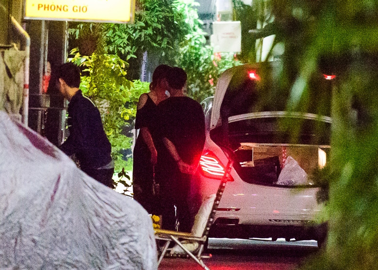 Đến nhà của người đẹp mang hai dòng máu Việt Hàn, họ không quên trao nhau một nụ hôn trước khi nói lời chia tay. Đến nhà của người đẹp mang hai dòng máu Việt Hàn, họ không quên trao nhau một nụ hôn trước khi nói lời chia tay.