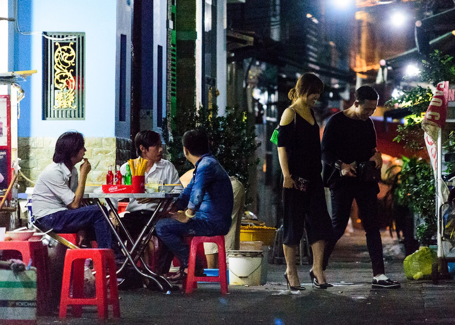 Sau khi ăn xong, Hari Won và Trấn Thành cùng nhau ra xe. Trấn Thành đưa bạn gái về nhà ngay gần đó. Sau khi ăn xong, Hari Won và Trấn Thành cùng nhau ra xe. Trấn Thành đưa bạn gái về nhà ngay gần đó.