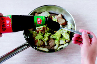 Thêm cải thảo vào xào, đến khi chín thì tắt lửa thêm dầu hào, chút xì dầu và muối vào.