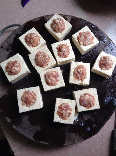 Nhồi thịt vào bìa đậu hũ.