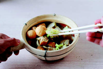 Chuyển thịt và rau vào nồi đất, om cùng với đậu hũ chiên và thêm chút dầu ăn và nước cho lấp xấp, để sôi nhẹ trong khoảng 5 phút thì tắt lửa.