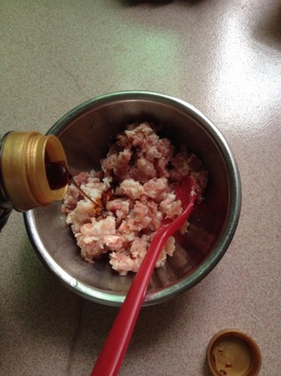 Cho rượu vang, nước tương, muối vào trộn cùng với thịt băm.