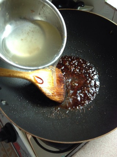 Cho ít dầu vào chảo. thêm 2 muỗng nước tương vào khuấy nhẹ, sau đó thêm 1 thìa dầu hào và một chút muối vào. Sau đó thêm khoảng 1 chén nước sôi vào. Khi hỗn hợp lăn tăn sôi thì tắt lửa.