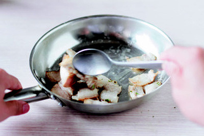 Thịt heo cắt lát vừa ăn, sau đó cho vào nồi luộc sơ rồi vớt ra. Lấy chảo cho thêm chút dầu, cho thịt heo vào đảo nhanh.