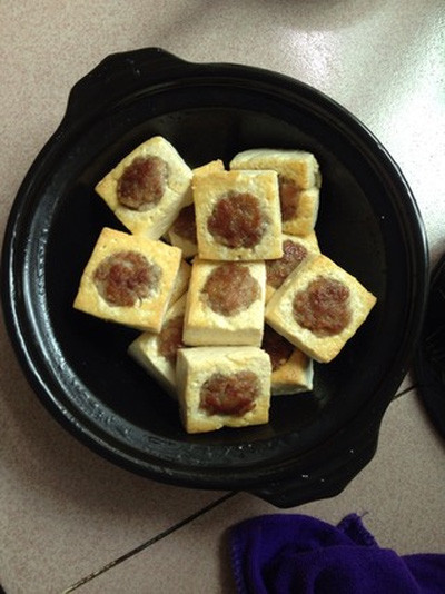 Cho bìa đậu vào nồi đất.