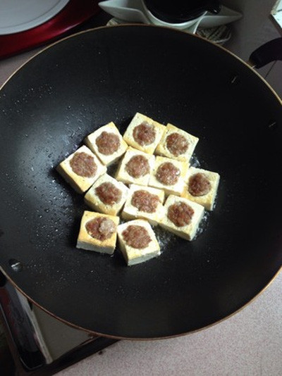 Cho dầu vào chảo nóng, sau đó chiên bìa đậu cho vàng đều cả hai mặt.