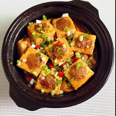 Đổ hỗn hợp trên vào nồi đậu hũ rồi bắc lên bếp nấu ở lửa vừa khoảng 3-4 phút thì cho hỗn hợp nước trộn bột bắp vào cho sệt sệt. Khi gia vị đã thấm đều vào đậu thì tắt lửa. Rắc ớt và hành lá thái nhuyễn vào và thưởng thức!