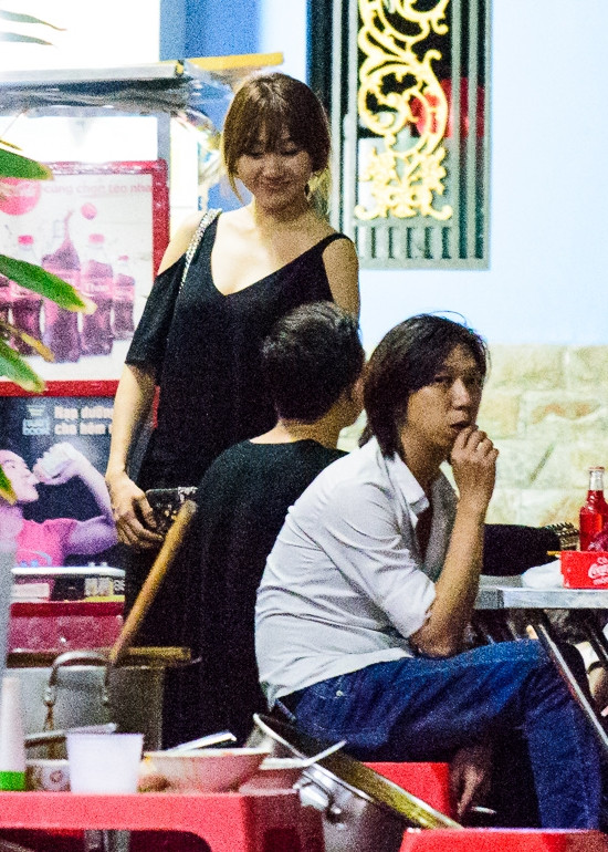 Dù quán ăn lúc này có vài thực khách nhưng cả 2 đều không bận tâm. Họ liên tục trò chuyện và đùa giỡn khá thoải mái. Dù quán ăn lúc này có vài thực khách nhưng cả 2 đều không bận tâm. Họ liên tục trò chuyện và đùa giỡn khá thoải mái.