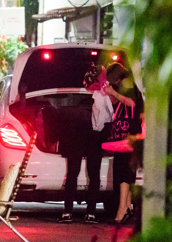 Nam MC chủ động lấy hoa và đồ đạc của Hari trước khi cô vào nhà. Nam MC chủ động lấy hoa và đồ đạc của Hari trước khi cô vào nhà.