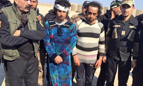 chien-binh-is-cai-trang-thanh-phu-nu-de-tron-chay