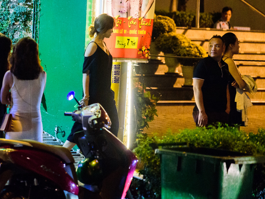 Trấn Thành và Hari Won đi ăn khuya mừng ngày Tình nhân