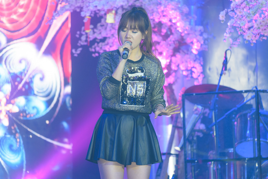 Tại đây, cô thay trang phục để tiếp tục trình diễn một vài ca khúc trước khi sang gặp người yêu. Tại đây, cô thay trang phục để tiếp tục trình diễn một vài ca khúc trước khi sang gặp người yêu.