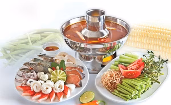 Cách nấu lẩu Thái chua cay ngon tuyệt trong những ngày mưa lạnh