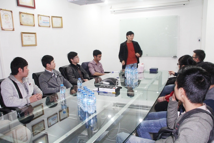 Giang Thiên Phú chia sẻ bí quyết thành công với các sinh viên Aprotrain Aptech (Ảnh: Phạm Thịnh) Giang Thiên Phú chia sẻ bí quyết thành công với các sinh viên Aprotrain Aptech (Ảnh: Phạm Thịnh)