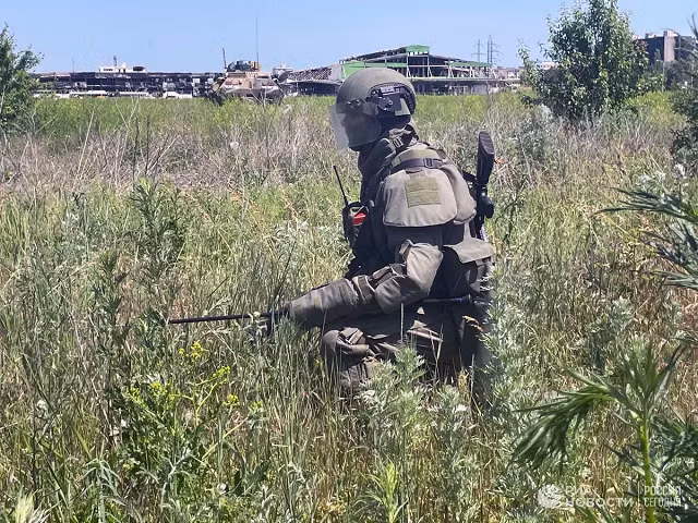 Lực lượng Nga rà phá bom mìn.