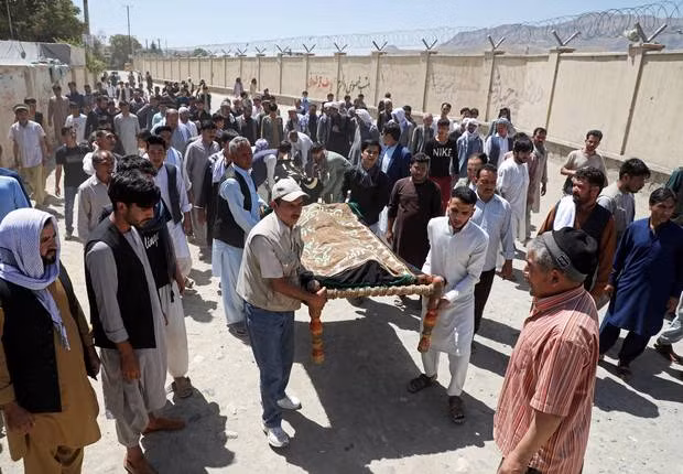 Thi thể của các nạn nhân trong một đám tang tập thể sau vụ đánh bom tự sát tại đám cưới ở Kabul. (Ảnh: Reuters)