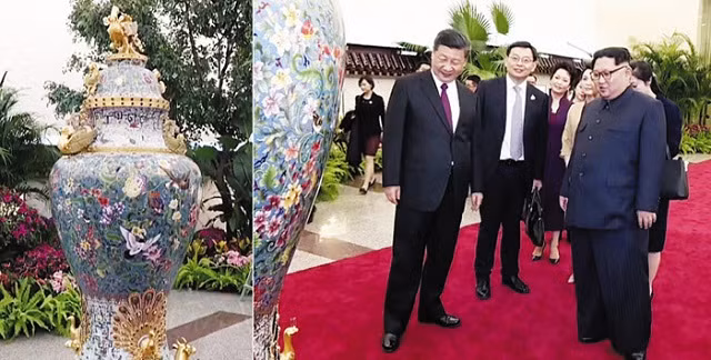 Chủ tịch Trung Quốc Tập Cận Bình giới thiệu quà tặng chiếc bình sứ cho lãnh đạo Triều Tiên Kim Jong un 