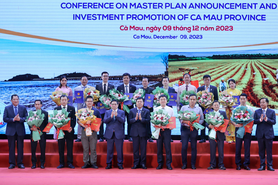 Thủ tướng chúc mừng các doanh nghiệp được địa phương trao chủ trương đầu tư, giấy chứng nhận đăng ký đầu tư, trao chủ trương tiếp cận, nghiên cứu, khảo sát dự án. Thủ tướng chúc mừng các doanh nghiệp được địa phương trao chủ trương đầu tư, giấy chứng nhận đăng ký đầu tư, trao chủ trương tiếp cận, nghiên cứu, khảo sát dự án.