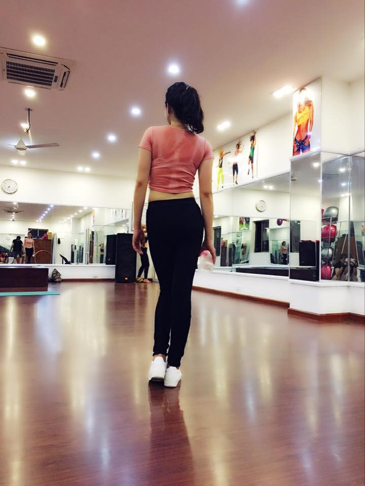 Cô có thân hình khá chuẩn nhờ chăm chỉ tập luyện