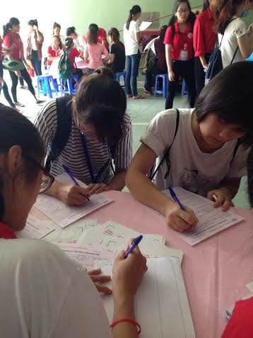 Viết giấy đăng ký hiến máu. Ảnh: Đỗ Thanh